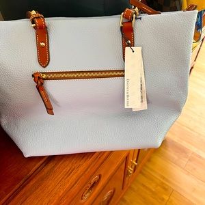 NWT Dooney & Burke rare powder blue double strapped leather bag. Beautiful!♥️